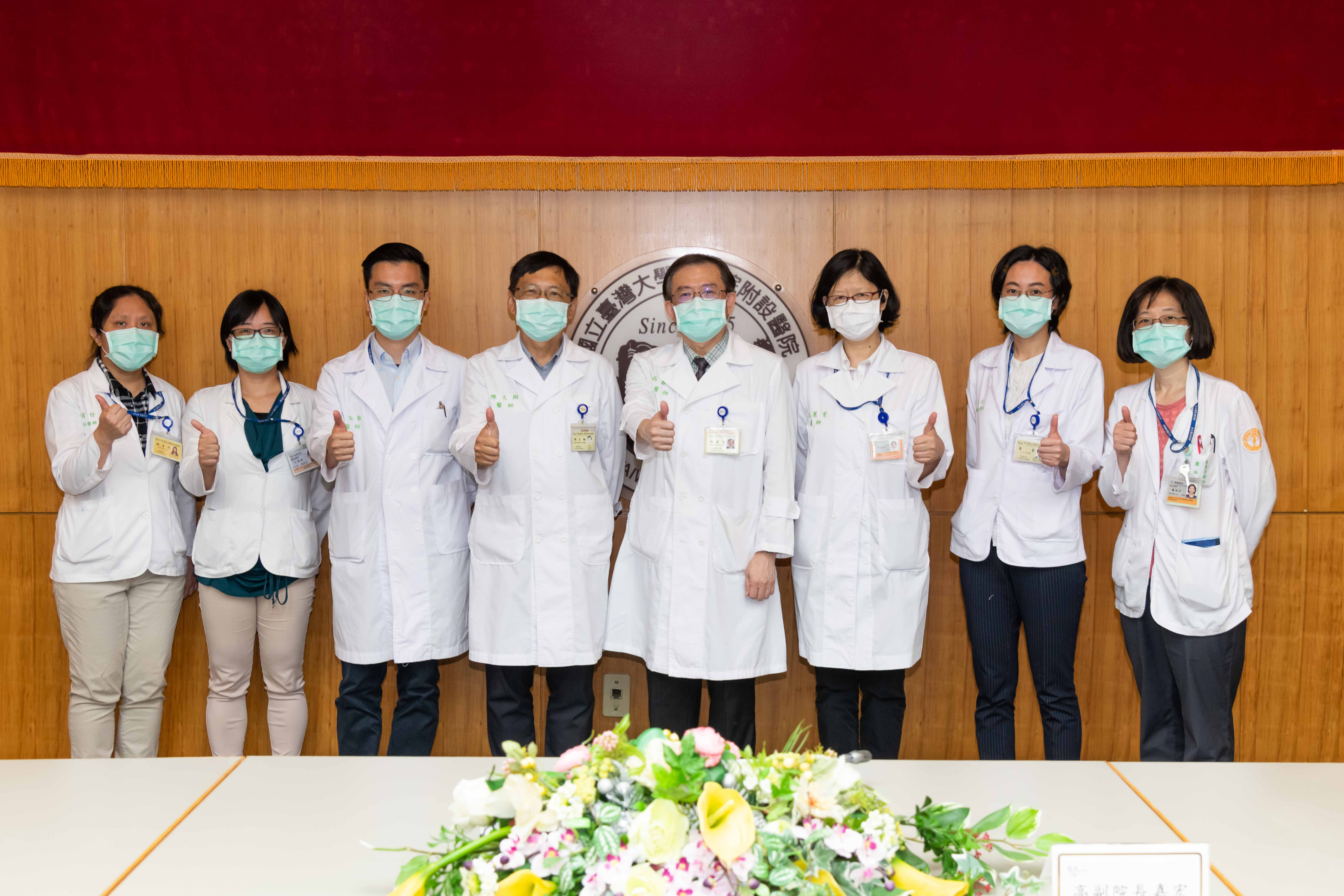 臺大醫院物理治療師示範Covid-19確診者呼吸運動