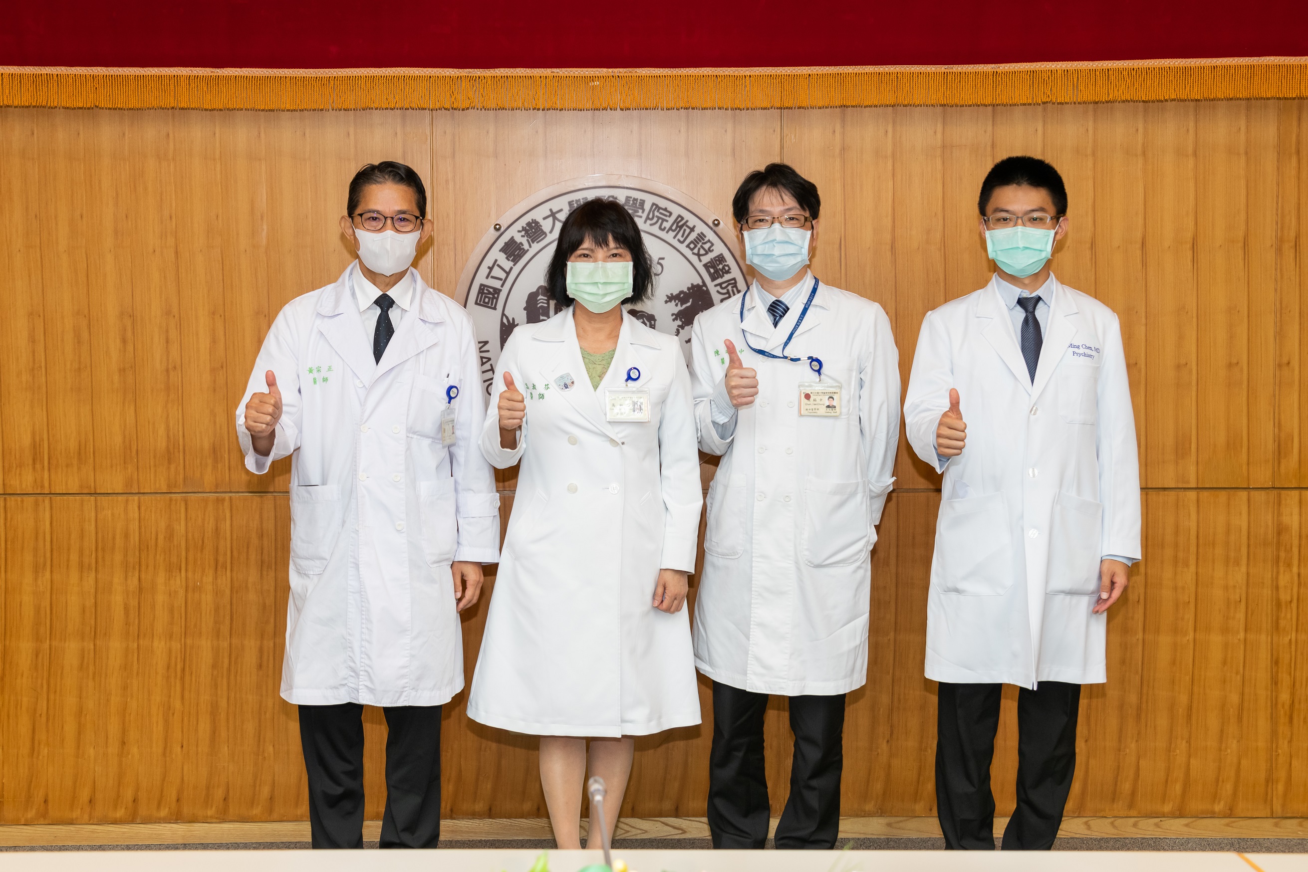 臺大醫院物理治療師示範Covid-19確診者呼吸運動