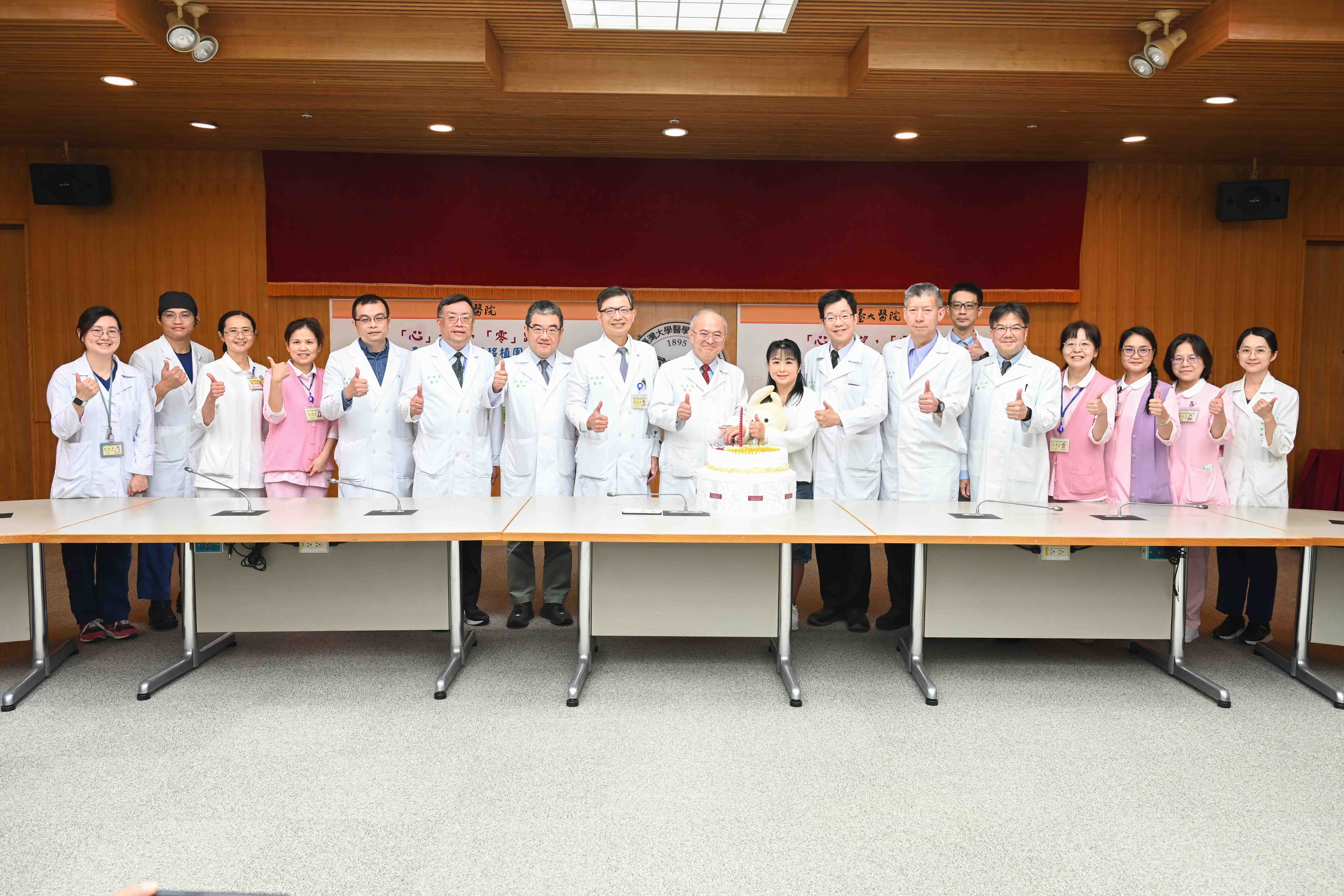 「心」希望，「零」距離 臺大醫院心臟移植團隊開創無缺血時間心臟不停跳心臟移植 暨700例心臟移植病人慶生記者會合照