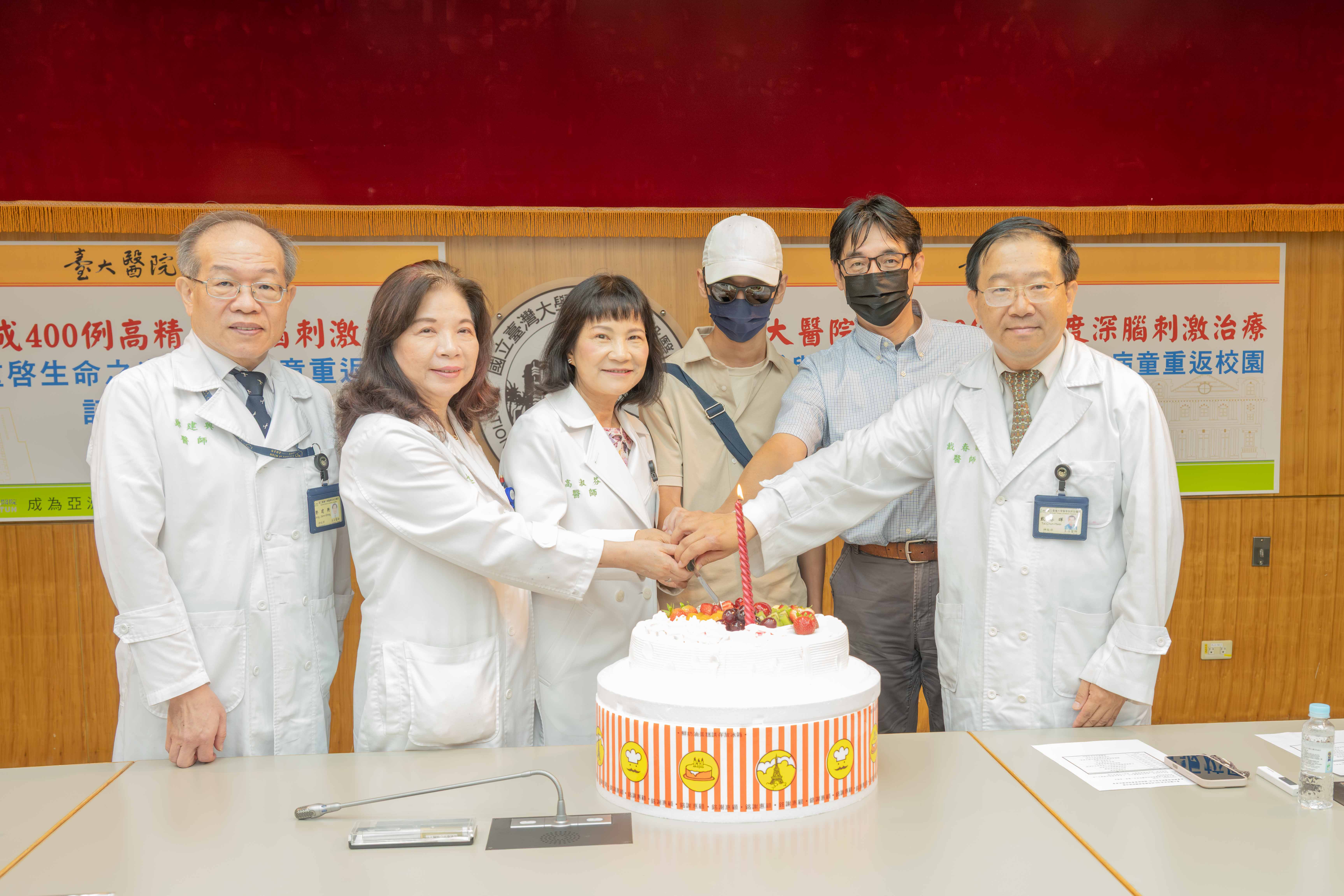 提早大腸癌篩檢 有助更進一步降低死亡風險 臺大醫院研究榮獲《JAMA Oncology》刊登記者會合照