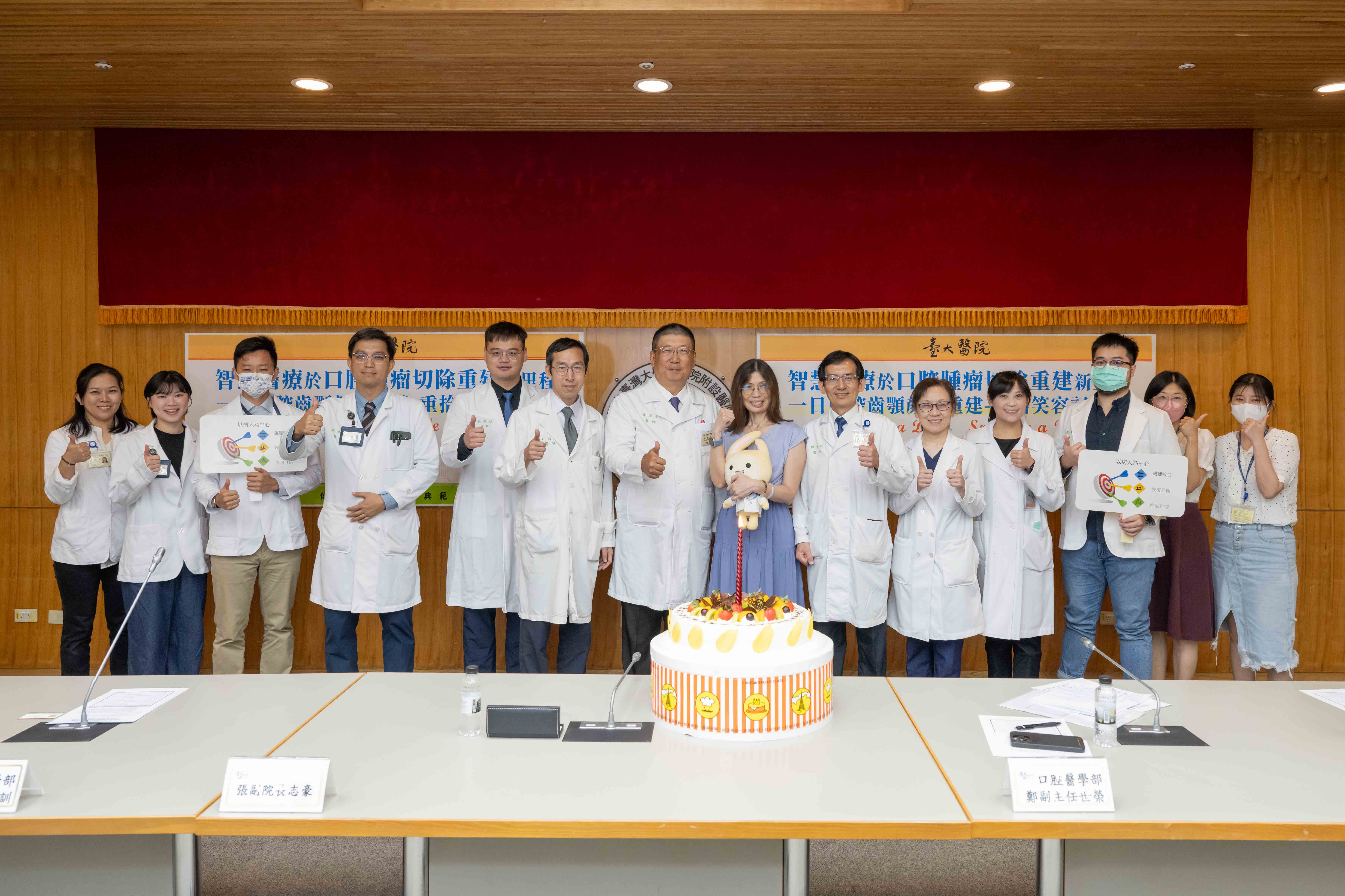 提早大腸癌篩檢 有助更進一步降低死亡風險 臺大醫院研究榮獲《JAMA Oncology》刊登記者會合照